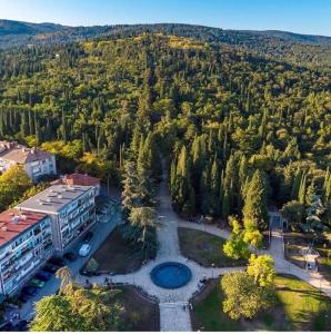 - une vue aérienne sur un parc avec un bâtiment et des arbres dans l'établissement Apartment Avia Forest, à Stara Zagora