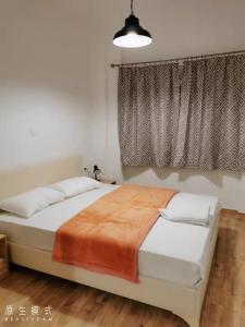 een slaapkamer met een bed en een raam bij Perfect Apartment 71B in Thessaloniki