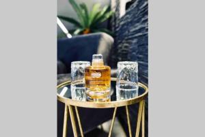 een tafel met een fles whisky en glazen erop bij Exquisites Loft mit Whirlpool in Hagen