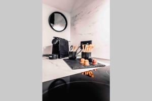 een werkruimte met een bureau met een spiegel en eetstokjes bij Exquisites Loft mit Whirlpool in Hagen