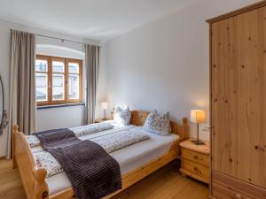a bedroom with a bed and a window at Villa Grete, St. Johann in Tirol in Sankt Johann in Tirol