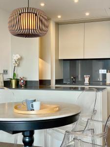 una cocina con una mesa con dos tazas. en Charming Eurobuilding Skyline Madrid, en Madrid