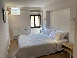 niewielka sypialnia z łóżkiem i oknem w obiekcie Assisi AD Apartaments - Sorella Luna Boutique Home w Asyżu