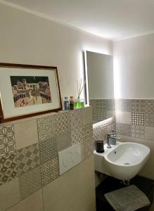 W łazience znajduje się umywalka i lustro. w obiekcie Assisi AD Apartaments - Sorella Luna Boutique Home w Asyżu