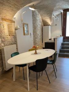 kuchnia i jadalnia ze stołem i krzesłami w obiekcie Assisi AD Apartaments - Sorella Luna Boutique Home w Asyżu