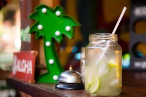a drink in a mason jar on a table at Sintonia Surf Hostel e Bar in Ubatuba