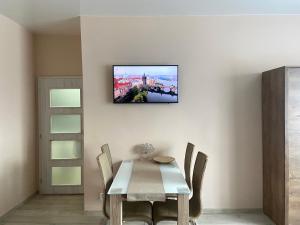 TV a/nebo společenská místnost v ubytování Lokal apartment