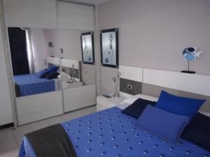 Postel nebo postele na pokoji v ubytování Apartamento Playa de las vistas Torres del Sol C3 308 + 22 fotografií