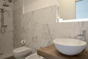 ein weißes Badezimmer mit Waschbecken und Toilette in der Unterkunft Sulla Valle in Agrigento