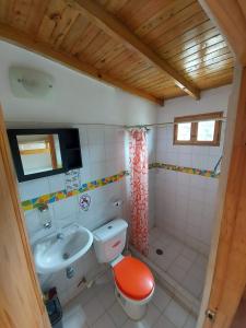 a bathroom with a toilet and a sink at Divanga Hostel in Taganga