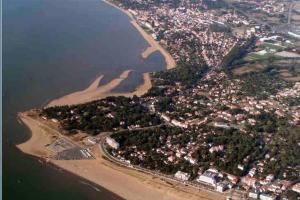 uma vista aérea da costa de uma praia em Appartement 2/3 pers, centre ville avec parking. em Saint-Brévin-les-Pins