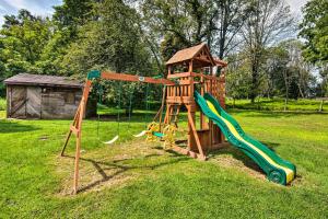 Ο χώρος παιχνιδιού για παιδιά στο Family-Friendly Coatesville House with Fire Pit