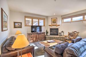 TV/Unterhaltungsangebot in der Unterkunft Breckenridge Condo with Hot Tub Less Than 1 Mi to Ski Lifts