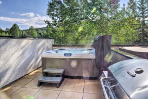 Galeriebild der Unterkunft Breckenridge Condo with Hot Tub Less Than 1 Mi to Ski Lifts in Breckenridge