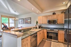 Küche/Küchenzeile in der Unterkunft Breckenridge Condo with Hot Tub Less Than 1 Mi to Ski Lifts