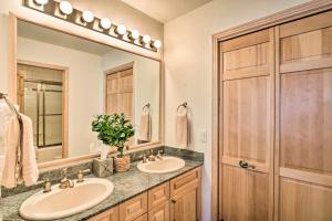 Ein Badezimmer in der Unterkunft Breckenridge Condo with Hot Tub Less Than 1 Mi to Ski Lifts