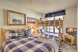 ein Schlafzimmer mit zwei Betten und einem Etagenbett in der Unterkunft Breckenridge Condo with Hot Tub Less Than 1 Mi to Ski Lifts in Breckenridge