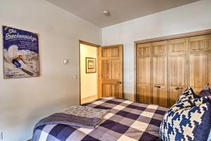 Ein Bett oder Betten in einem Zimmer der Unterkunft Breckenridge Condo with Hot Tub Less Than 1 Mi to Ski Lifts