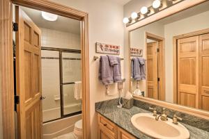 Ein Badezimmer in der Unterkunft Breckenridge Condo with Hot Tub Less Than 1 Mi to Ski Lifts