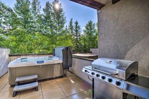 Galeriebild der Unterkunft Breckenridge Condo with Hot Tub Less Than 1 Mi to Ski Lifts in Breckenridge