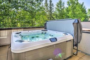 Galeriebild der Unterkunft Breckenridge Condo with Hot Tub Less Than 1 Mi to Ski Lifts in Breckenridge
