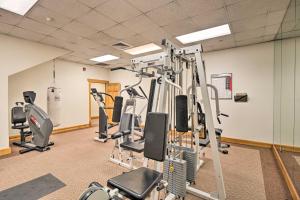 Das Fitnesscenter und/oder die Fitnesseinrichtungen in der Unterkunft Breckenridge Condo with Hot Tub Less Than 1 Mi to Ski Lifts