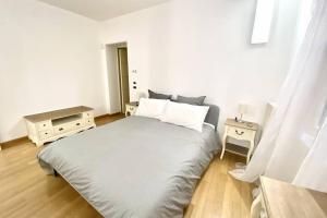 una camera da letto con un letto grande e due comodini di Boutique apartment in Milano center: Duomo Scala a Milano