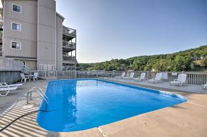 Piscina a Lakefront Osage Beach Condo with Community Pool o a prop