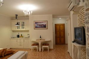 Dapur atau dapur kecil di Apartments Kotor Old Town