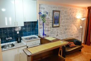 Dapur atau dapur kecil di Apartments Kotor Old Town