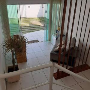 - un salon avec un canapé et une porte en verre dans l'établissement Casa Estelar, à Cabo Frio