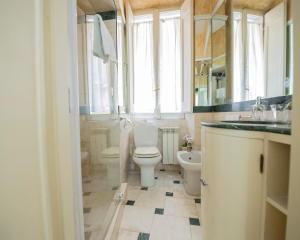 A bathroom at Babuccio37 Apartment - Fontana di Trevi