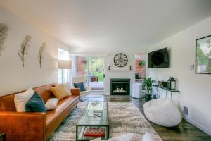uma sala de estar com um sofá e uma lareira em Moon River Suites #4 em North Bend