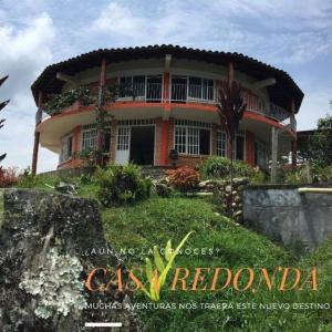 duży dom na szczycie wzgórza w obiekcie Casa Redonda w mieście Suaita