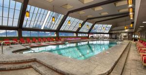 uma grande piscina com cadeiras vermelhas num edifício em Nugget Casino Resort em Reno