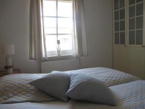 a bedroom with a large bed with a window at Wiesenstraße 55 Whg 1 - Meeresbrise in Zingst