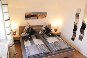 a bedroom with a bed with two pillows on it at "Im Eichenhof" Whg 1 - idyllische Dorflage Nähe Grömitz! Jetzt mit WLAN! in Schashagen