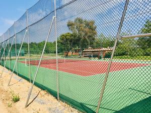 Tennis- og/eller squashfaciliteter på Greenchalets Frejus Saint Aygulf eller i nærheden
