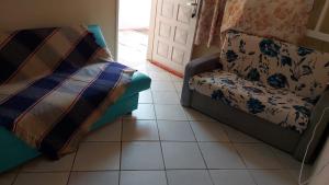 sala de estar con sofá y silla en Casa da Praia das Dunas, en Cabo Frío