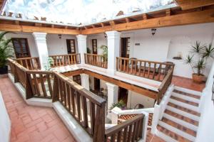 Bild eines Hauses mit Holztreppe in der Unterkunft Bello atardecer - hotel boutique in Tequisquiapan
