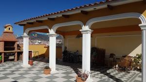 un patio con columnas blancas en una casa en Para familias con niños en Sucre
