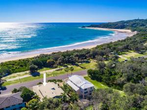 una vista aérea de una casa y de la playa en Karinya, en Byron Bay