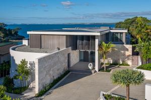 uma casa com vista para o oceano em Elements of Castor Bay em Auckland