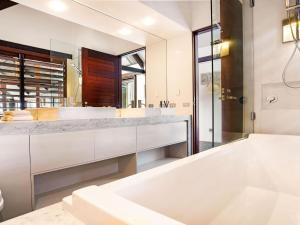 Bilik mandi di Luxury On The Bay 1 +17 gambar