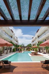 Blick auf den Pool eines Resorts in der Unterkunft Apartment and Penthouse Blue Luxury Kukulkan Tulum in Tulum