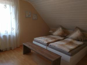 En eller flere senge i et værelse på Ferienwohnung Am See 1
