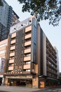 un edificio con un cartel en la parte delantera en Hotel Dion, en Taichung