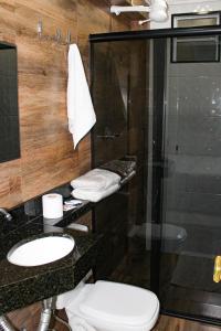 een badkamer met een toilet, een wastafel en een douche bij Hotel Flor Paulista in Sao Paulo