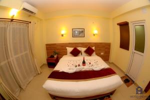 um quarto com uma cama grande com toalhas em Hotel Sadan em Pokhara