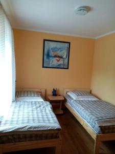 2 camas en un dormitorio con una foto en la pared en Haus Affalterthal en Egloffstein
